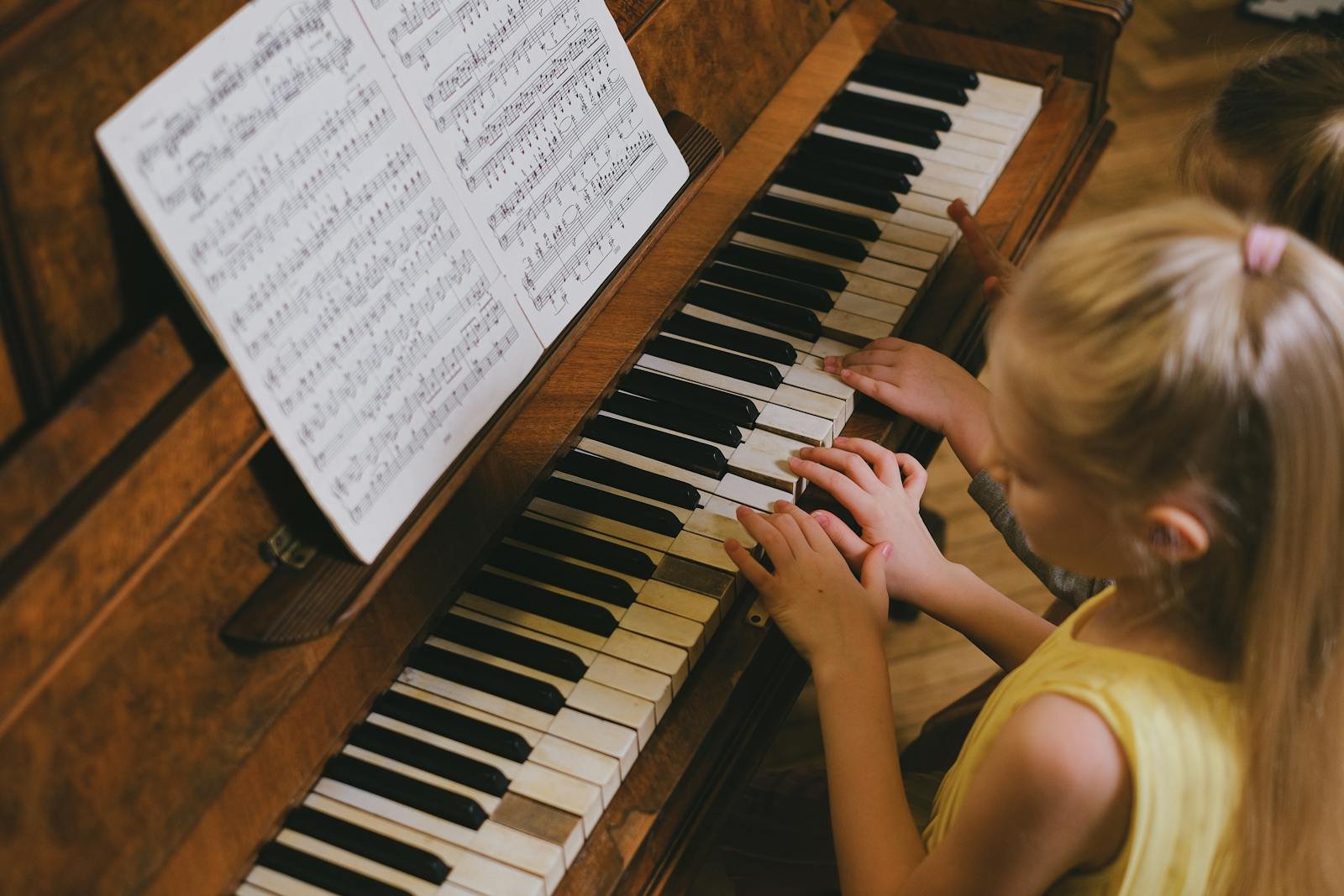 Mengenalkan Musik pada Anak Sejak Dini: Pentingnya dan Cara Melakukannya