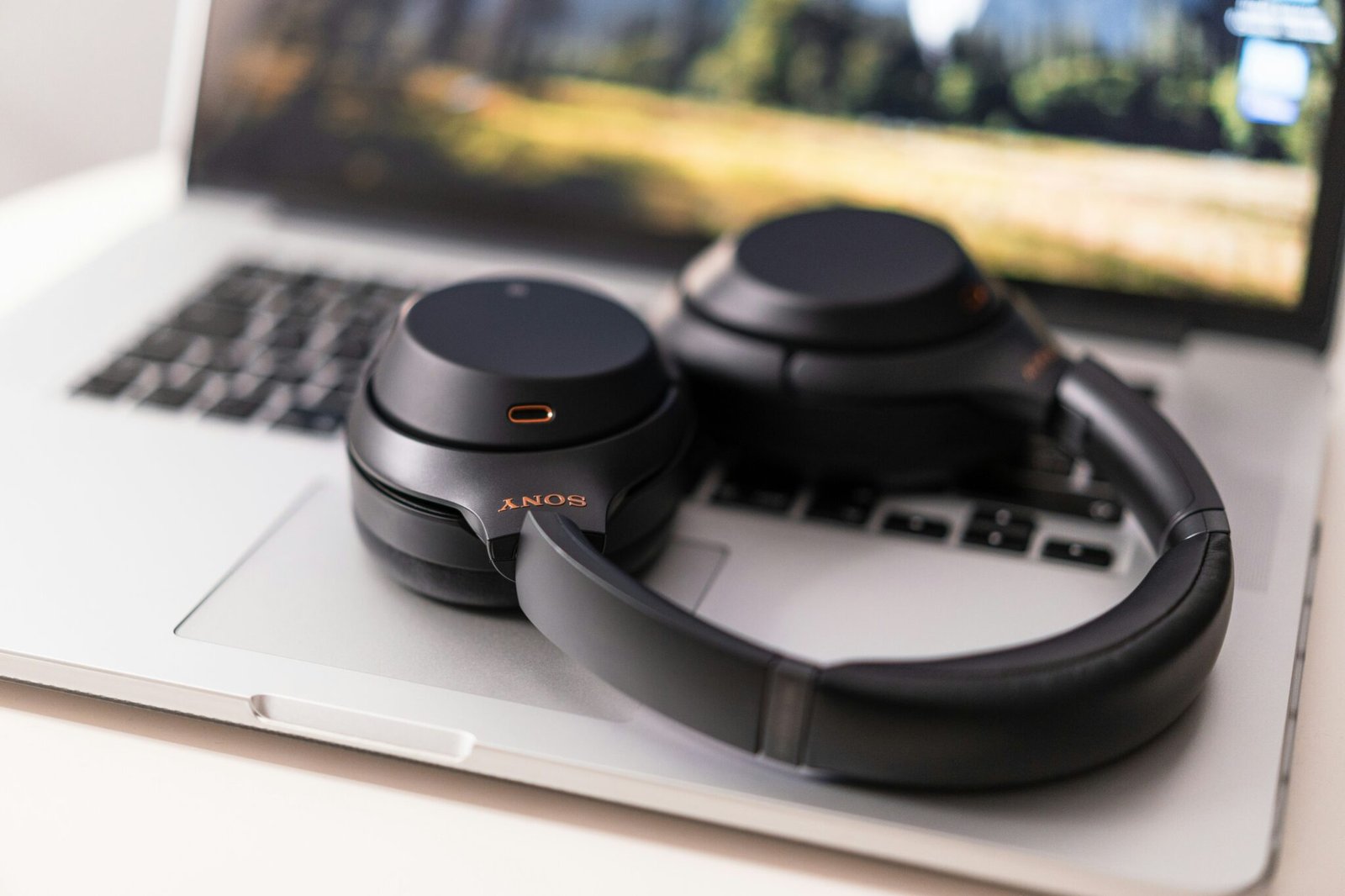 3 Rekomendasi Headphone Noise Cancelling untuk Fokus Kerja