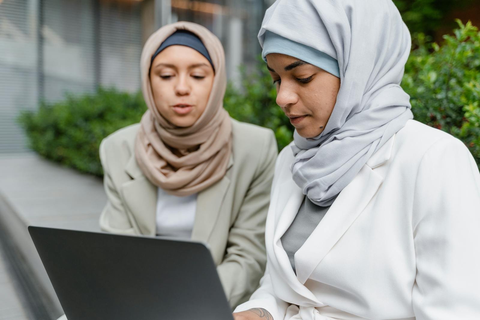 10 Outfit Muslimah Terbaik untuk Tampil Stylish dan Syar’i